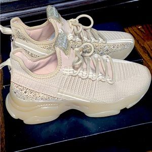 Beautiful Steven Madden Size 9.5 Women’s Sneakers cream color